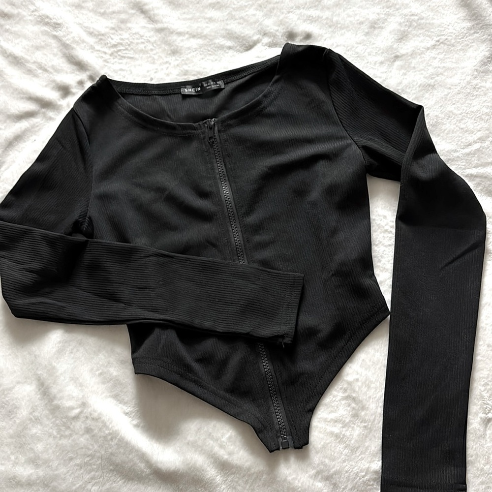 Black Tip-up Long Sleeve Crop Top